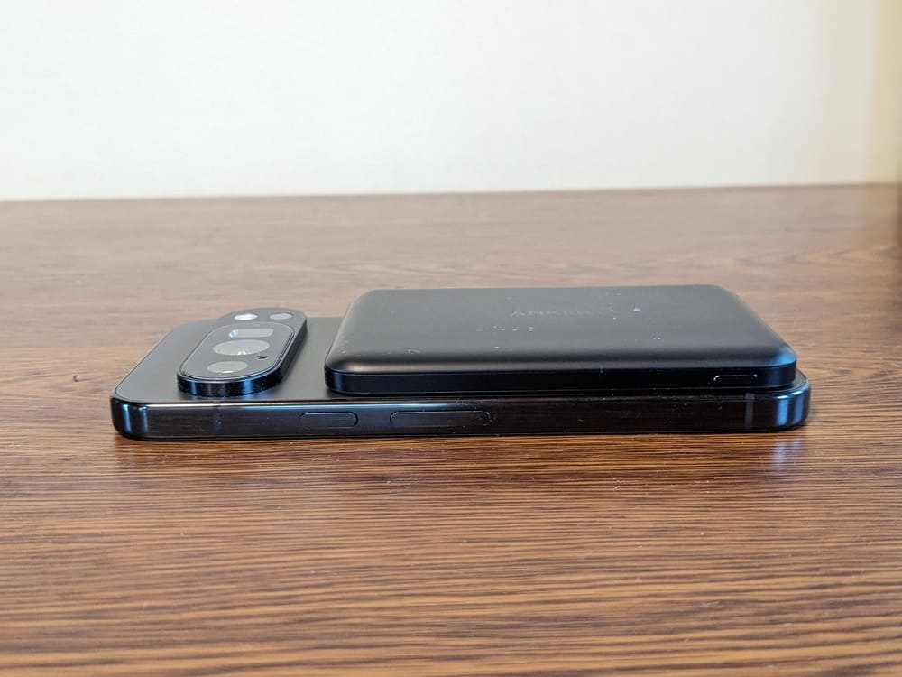 Pixel10 proにAnker Nano Power Bankを装着している写真
