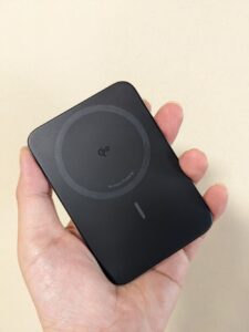 Anker Nano Power Bankを手に持っている写真