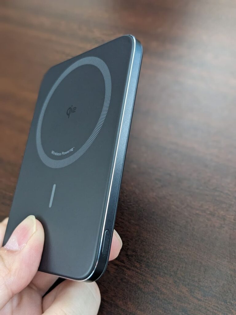 Anker Nano Power Bankを手に持った写真