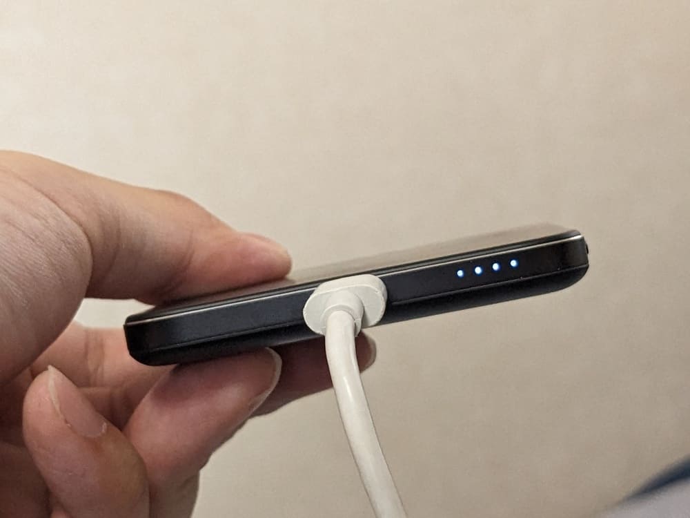 Anker Nano Power Bankを充電中の写真
