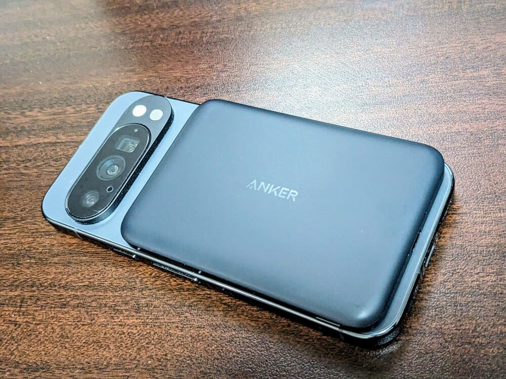 モバイルバッテリーで充電中のスマホの写真