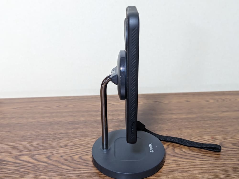 Anker MagGoでスマホを垂直に設置している画像
