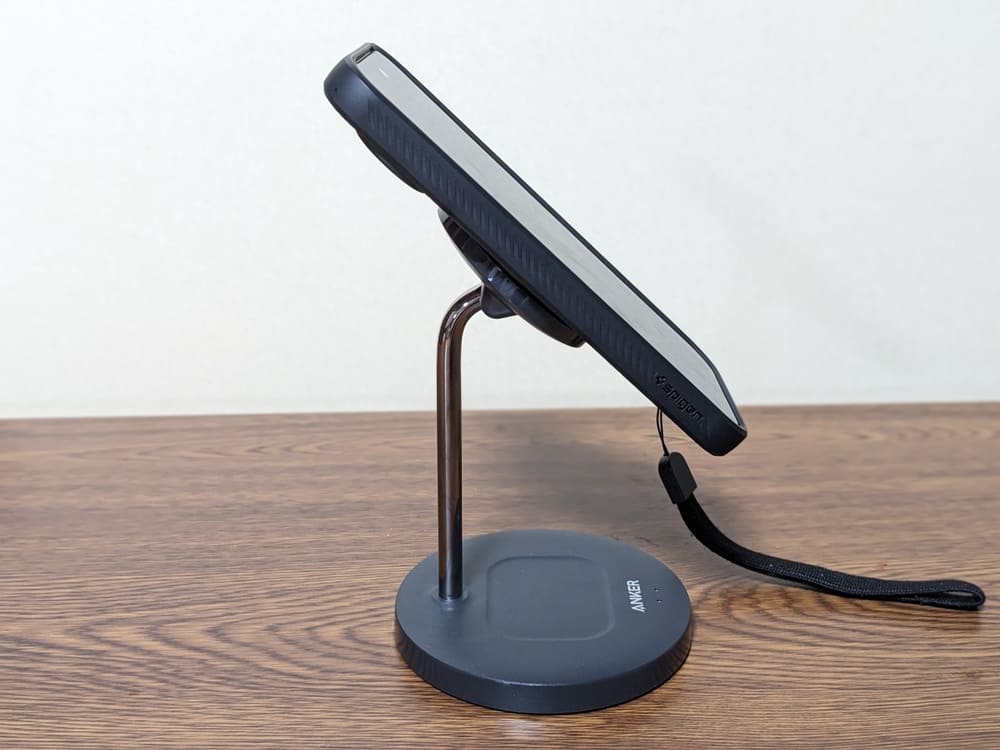 Anker MagGoでスマホを45℃の角度で設置している画像
