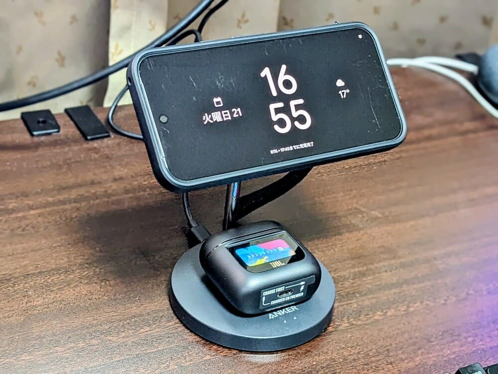 Anker MagGoでスマホとイヤホンを充電している画像