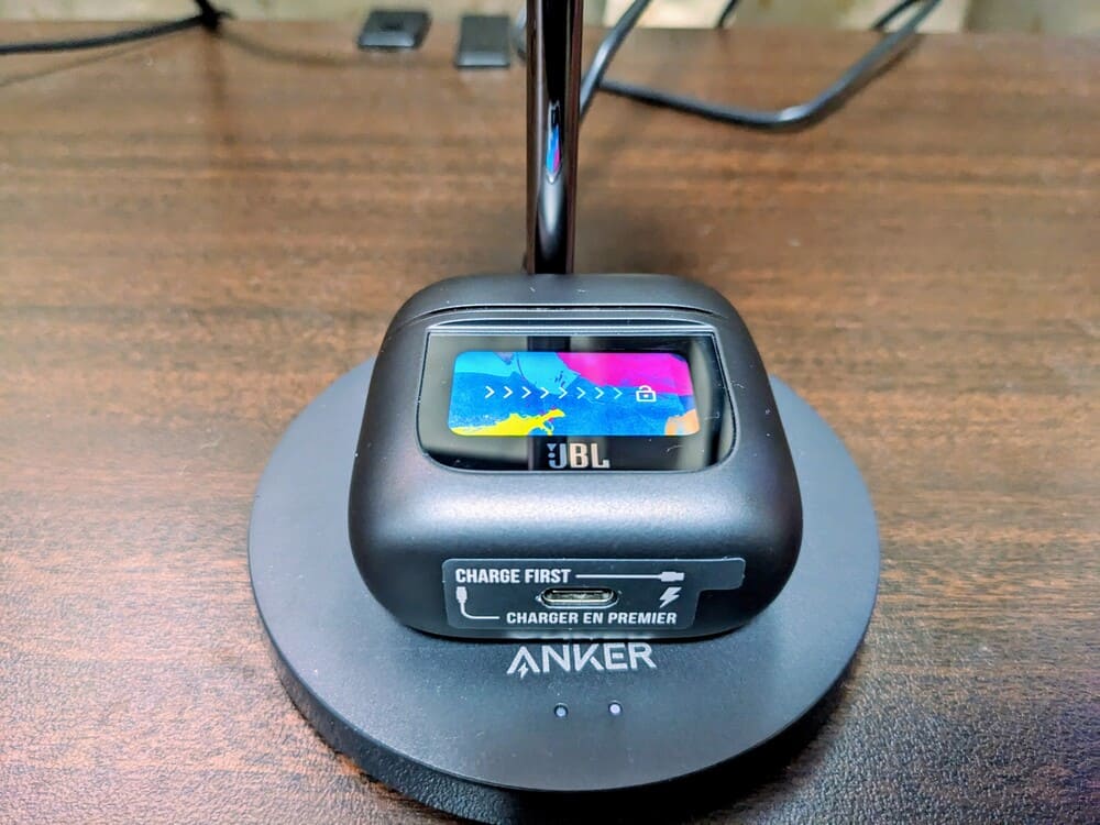 Anker　MagGoでJBL TOUR PRO2を充電している画像