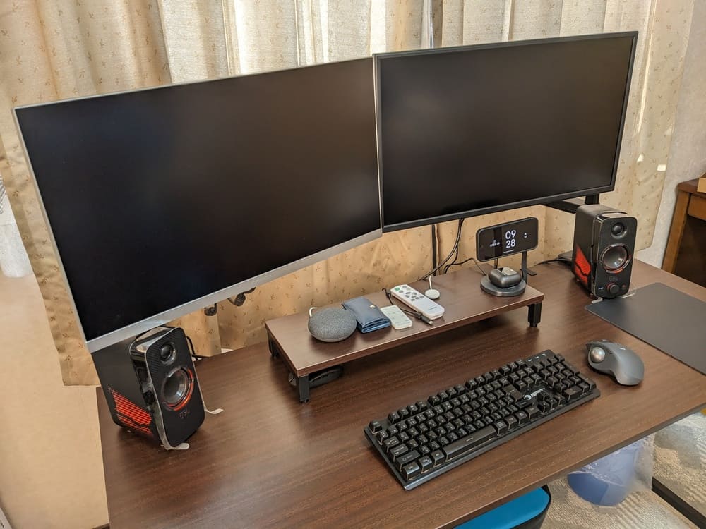 デスクシェルフのあるPCデスクの画像