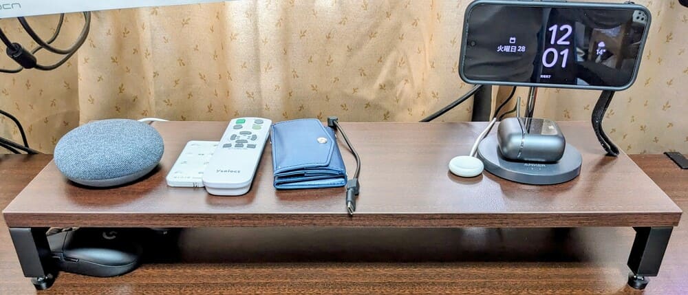 デスクシェルフに日用品が置いてある画像