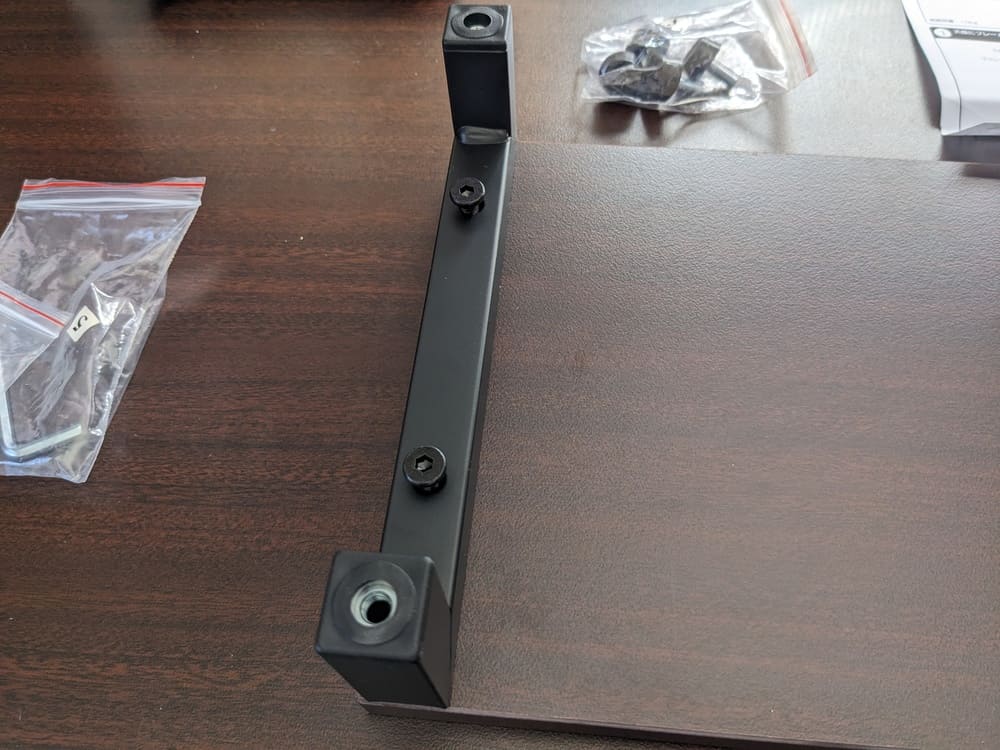 サンワダイレクトのモニター台　100-MR167を組み立てている画像