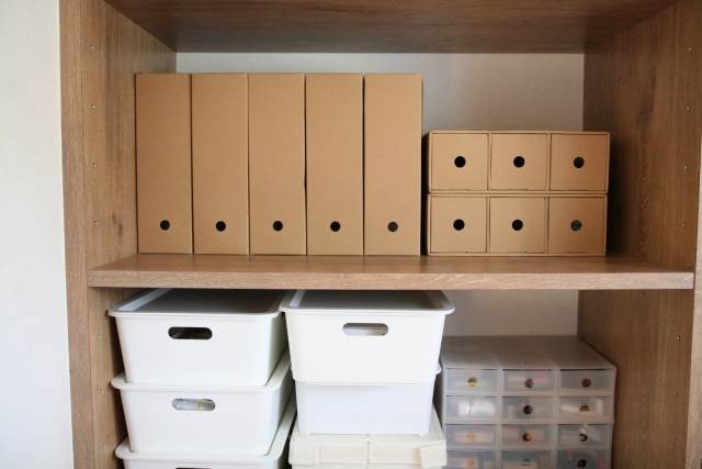 棚に複数の収納ボックスが置いてある画像