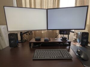 PCデスクを真正面から撮影した画像