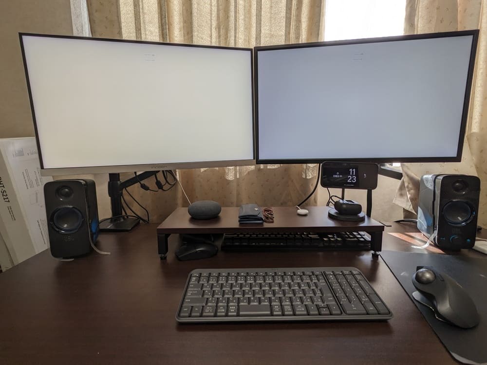 PCデスクを真正面から撮影した画像