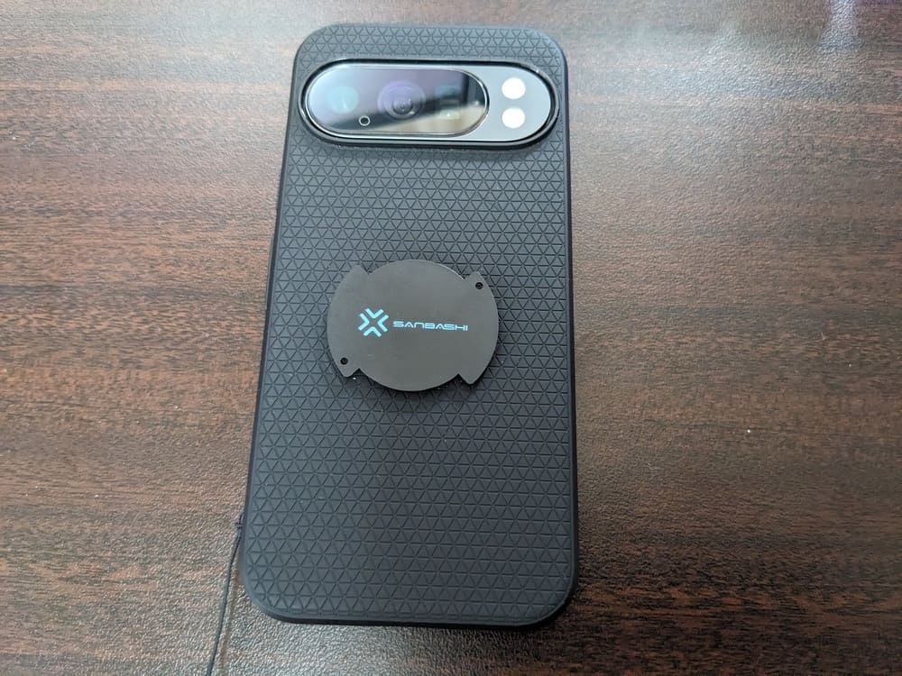 スマホの背面にマウントを装着した画像