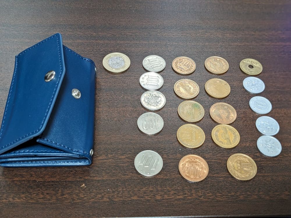 テーブルに並べられたand Wと硬貨の画像