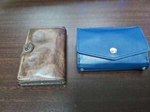 Secridミニウォレットとand Wをデスクに並べた画像