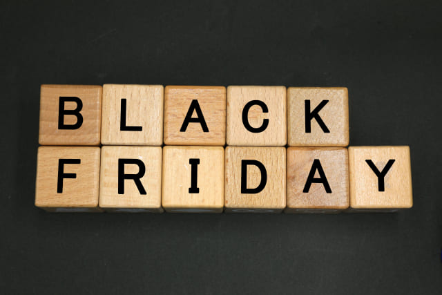 ブラックフライデーの文字が書かれた積木の画像