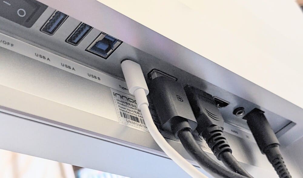 INNOCN 27M2Vの端子挿入部の画像