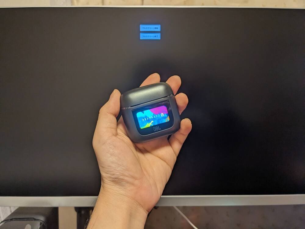 INNOCN 27M2Vの前でイヤホンを掲げている画像