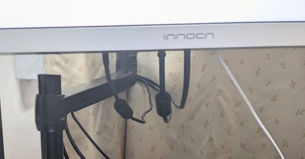 INNOCN 27M2Vの下から配線が見えている画像