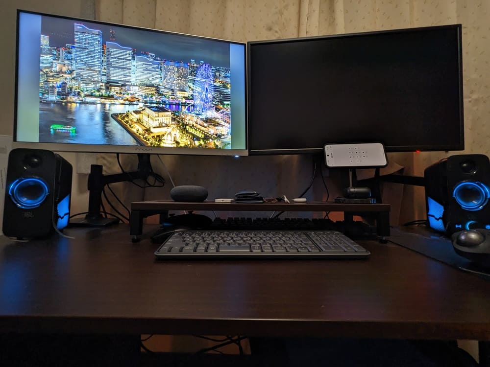 PCデスク全体をローアングルで撮影した画像