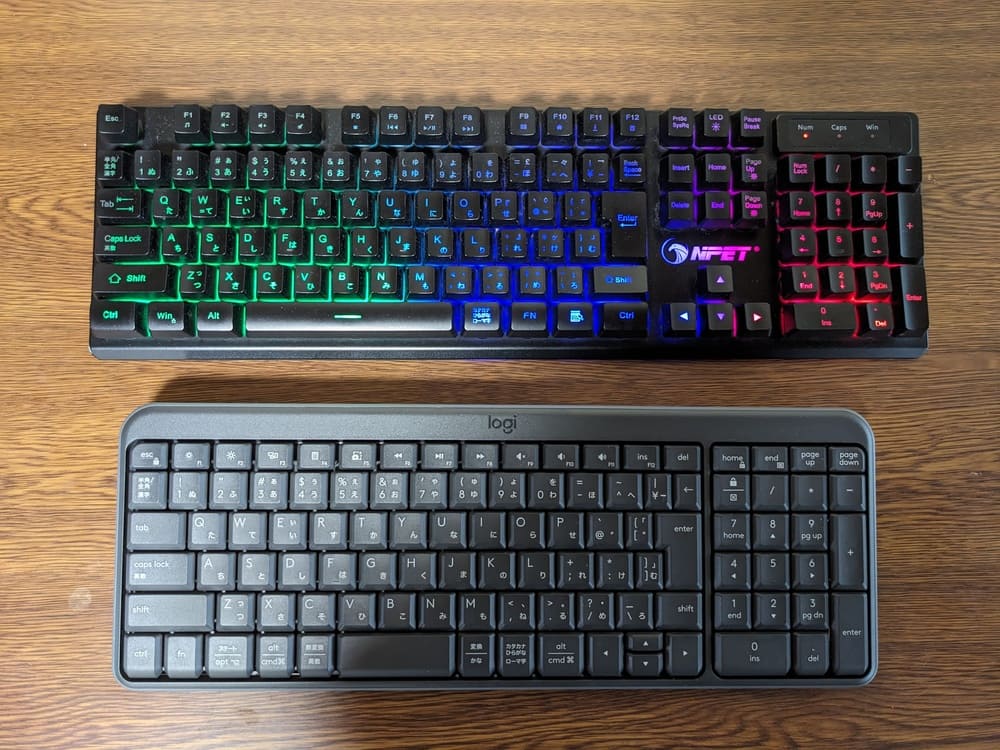 NPETのゲーミングキーボードとLogicool K250が並べられている画像