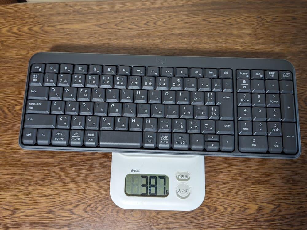 Logicool K250の重量をはかっている画像