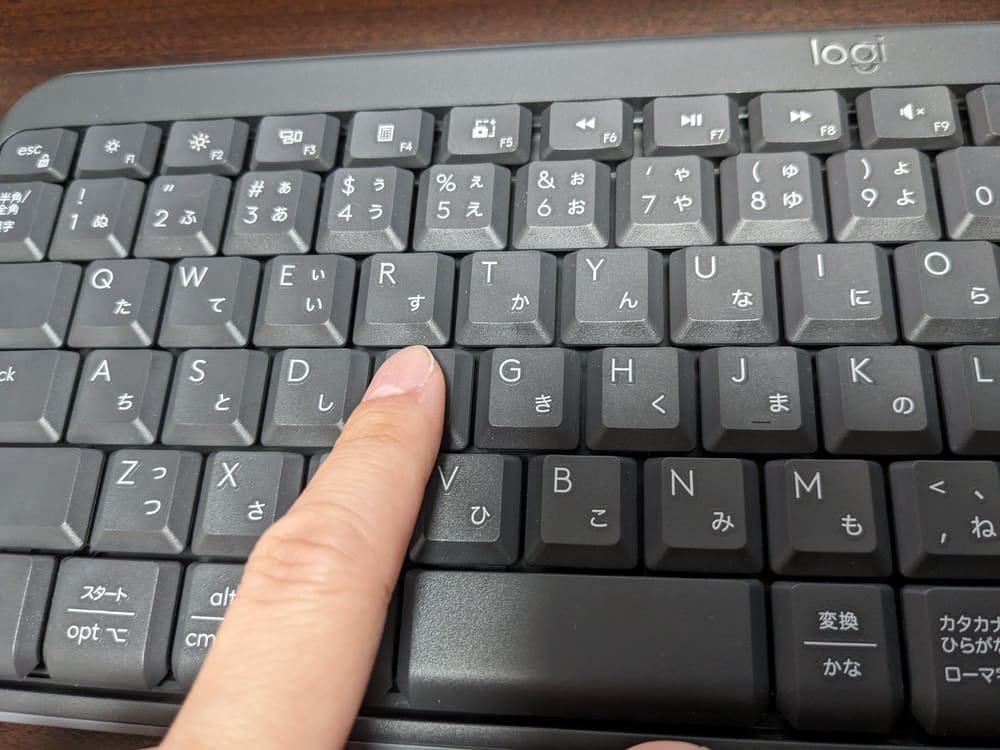 Logicool K250に人差し指を添えている画像