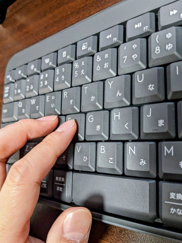 Logicool K250でタイピングしている画像