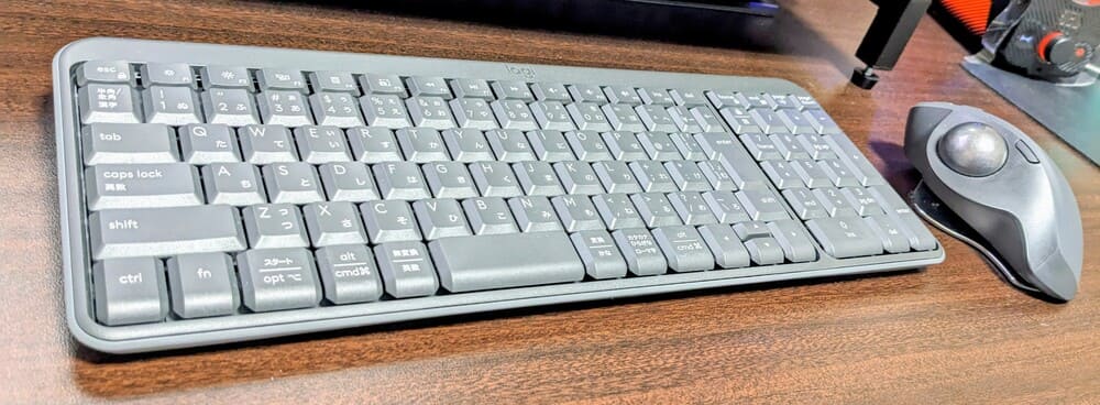 デスクにLogicool K250とLogicool MX ERGO Sが置いてある画像