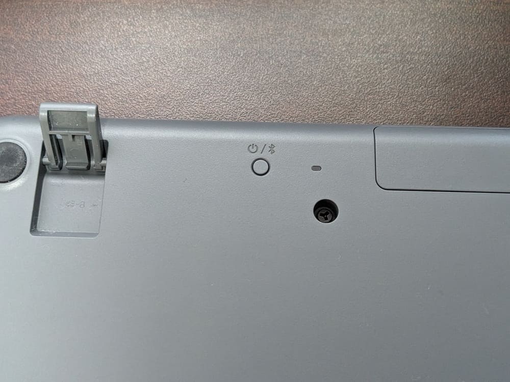 Logicool K250の電源ボタンを拡大した画像