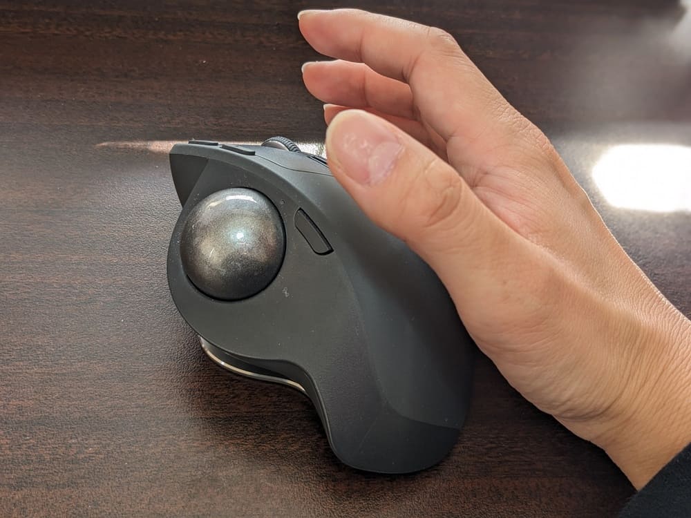 ロジクール製マウスMX ERGO Sを右手で握ろうとしている画像