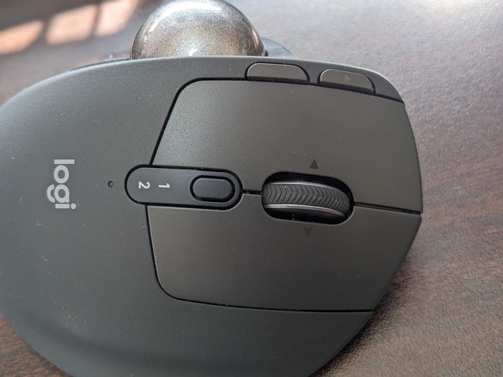 ロジクール製マウスMX ERGO Sのボタンをクローズアップした画像