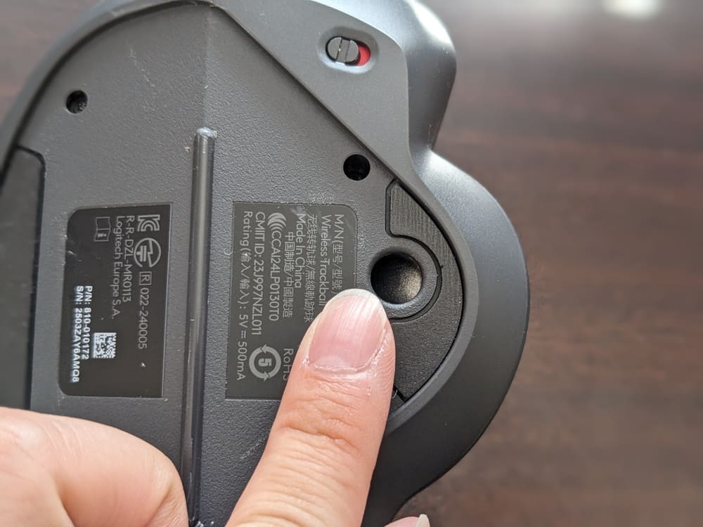 ロジクール製マウスMX ERGO Sの裏側の画像