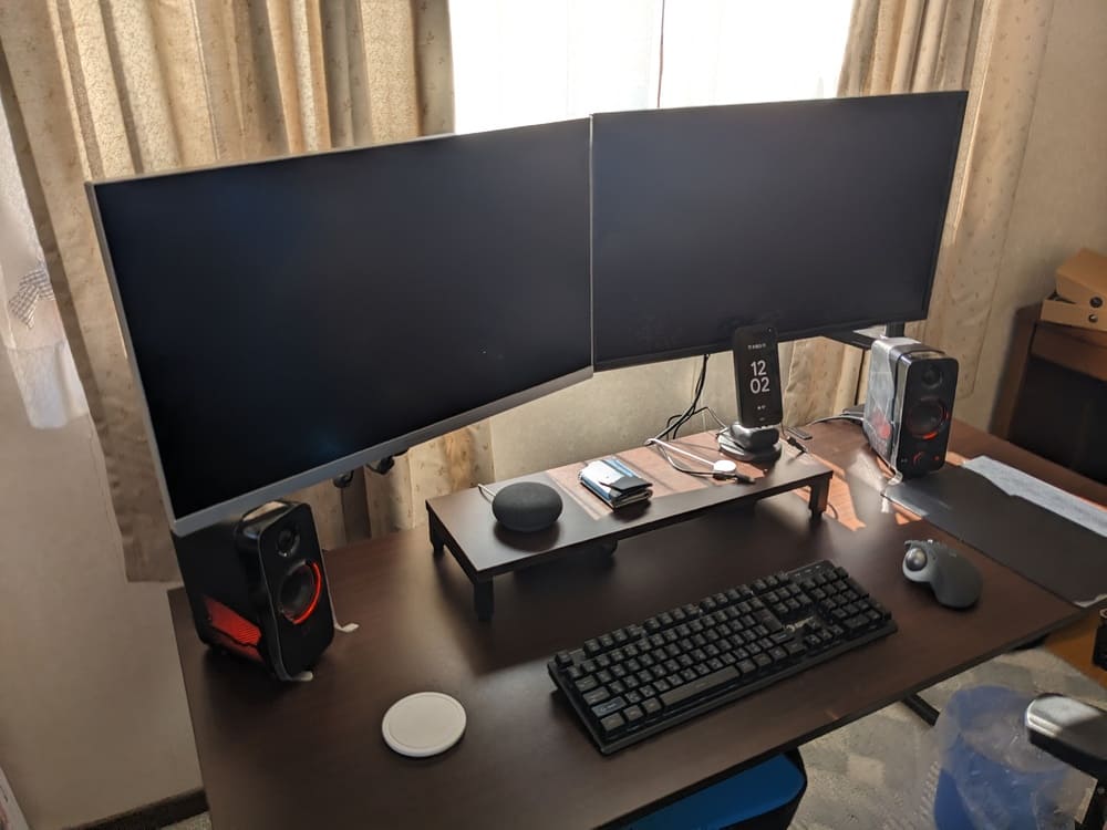 PCデスクの全体を映した画像