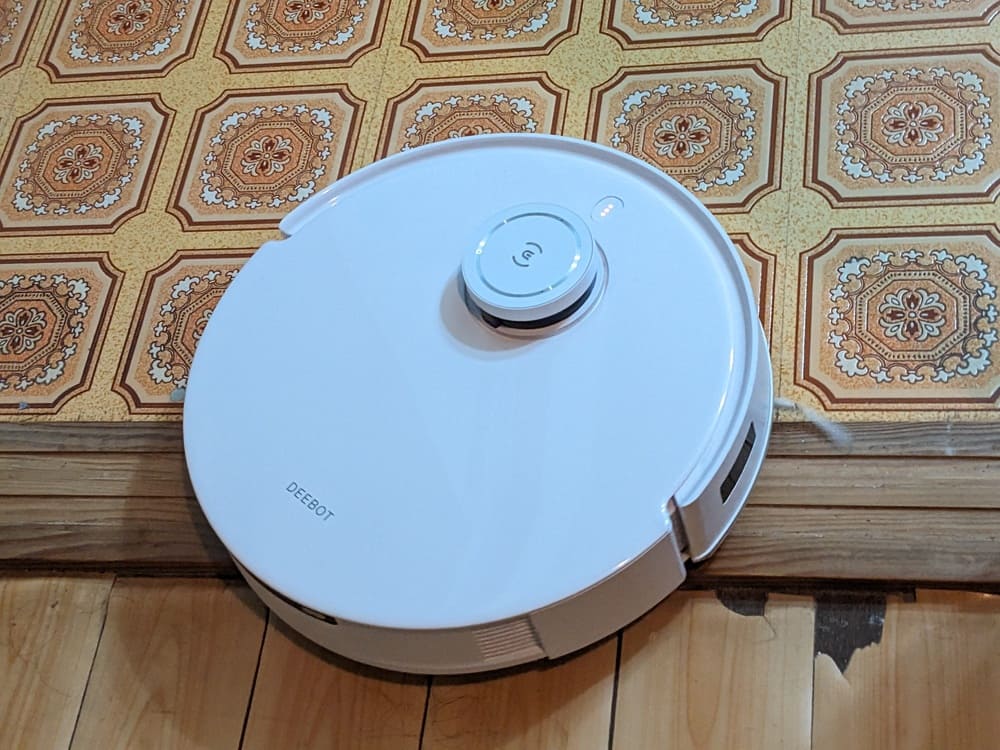 段差に引っかかる「DEEBOT T10 OMNI」の画像