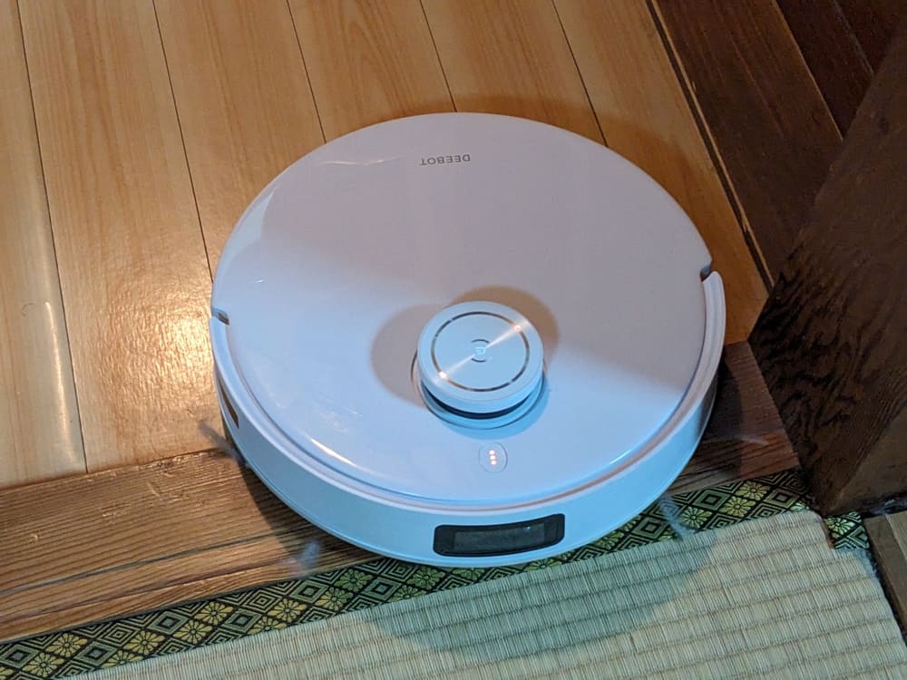 段差に引っかかる「DEEBOT T10 OMNI」の画像