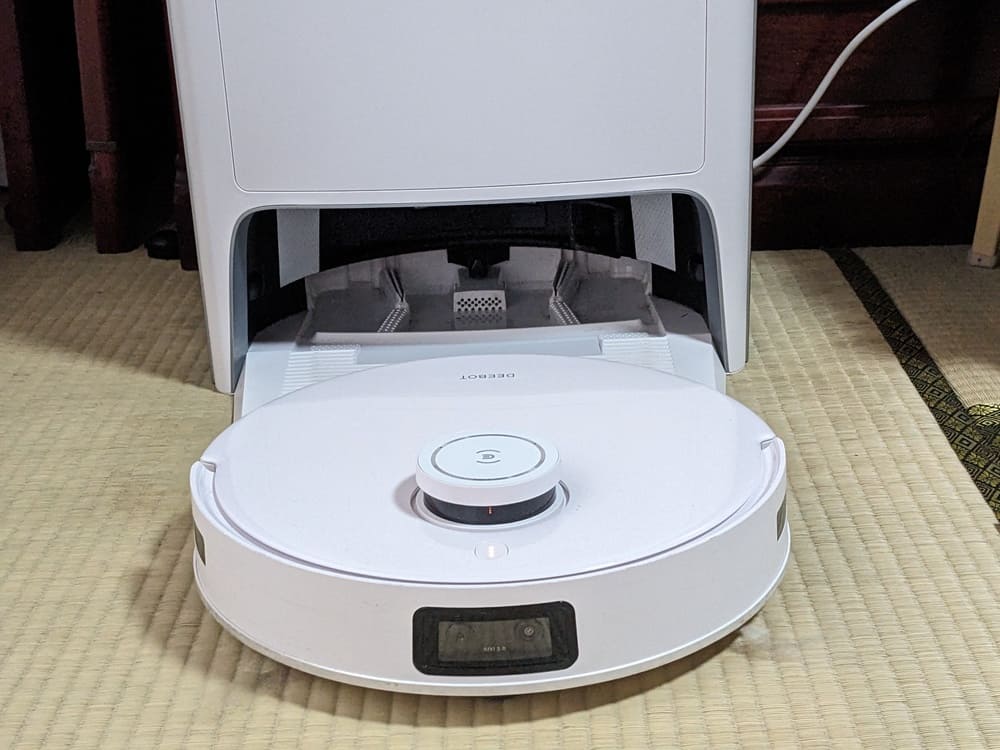 畳の上の「DEEBOT T10 OMNI」の画像