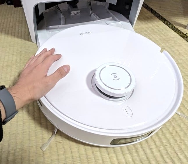 「DEEBOT T10 OMNI」に手を添えている画像