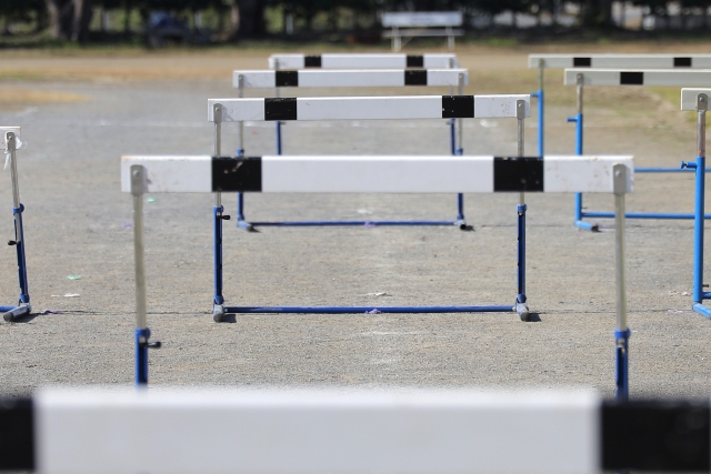 ハードルが並んでいる写真