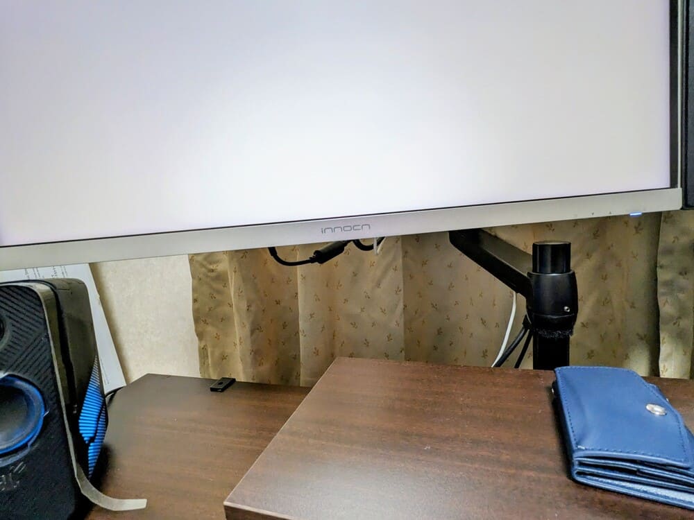 モニターアームで27M2Vモニターの下の配線を目立たなくした画像