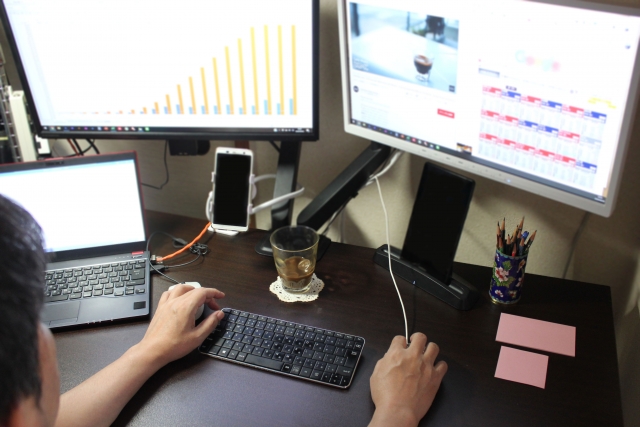 デュアルモニターアームでデュアルディスプレイを使って在宅ワークする社会人