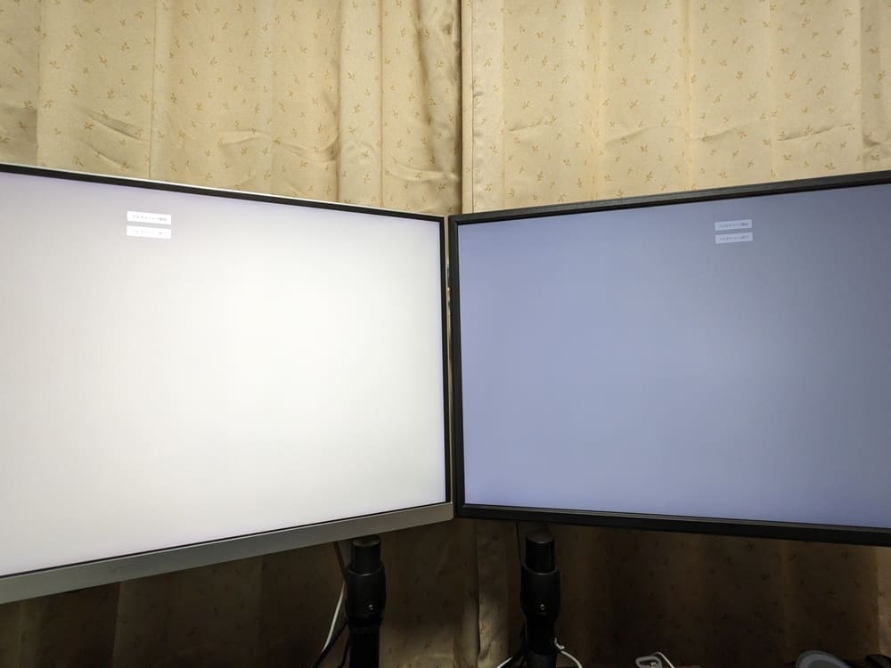 モニター2枚をハの字型に設置した画像