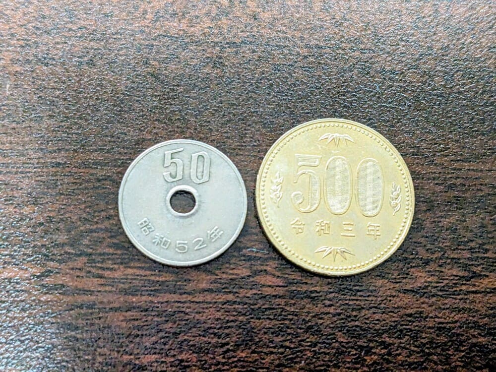 500円硬貨と50円硬貨の画像