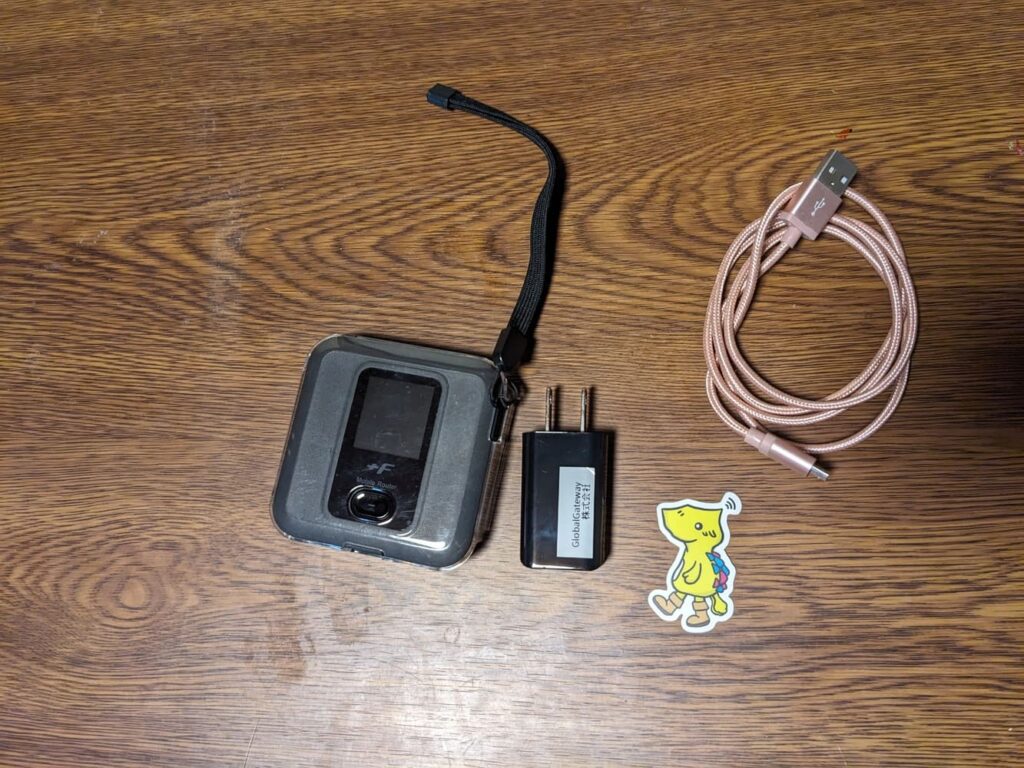 dinomoWiFiのルーター本体と充電器の画像