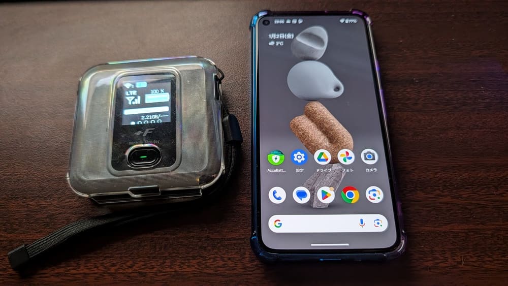 dinomoWiFiのルーターとPixel5を並べた画像