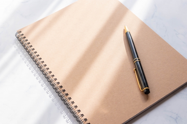 ペンとノートの画像